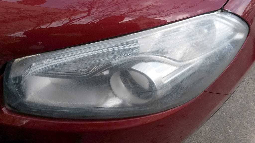 Auton etuvalo hammastahna