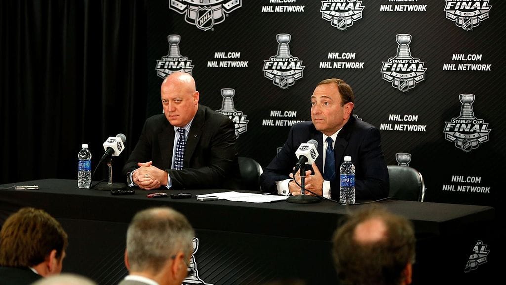 NHL-pomot Gary Bettman (oik.) ja Bill Daly