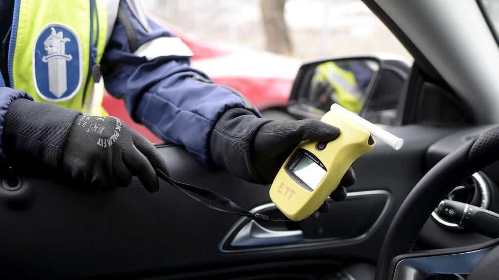 Rattijuopumuksesta epäilty nainen oli hetkeä aiemmin käynyt riehumassa lähistöllä olevan omakotitalon pihassa ja purrut talon asukasta käteen.