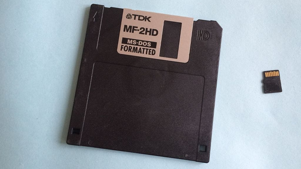 Korppu on kyllä isompi kuin oikealla näkyvä microSD-muistikortti, mutta tallennuskapasiteetiltaan se häviää totaalisesti.