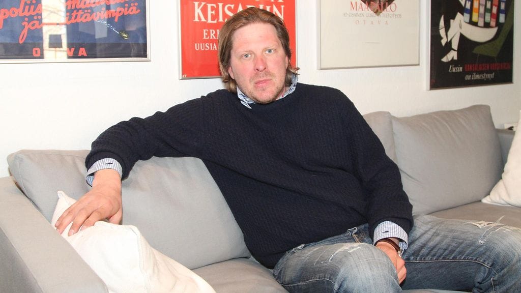 Kaasu pohjassa -teos on Tommi Liimataisen rajun avoin kuvaus viinan voiman selättämisestä (1)