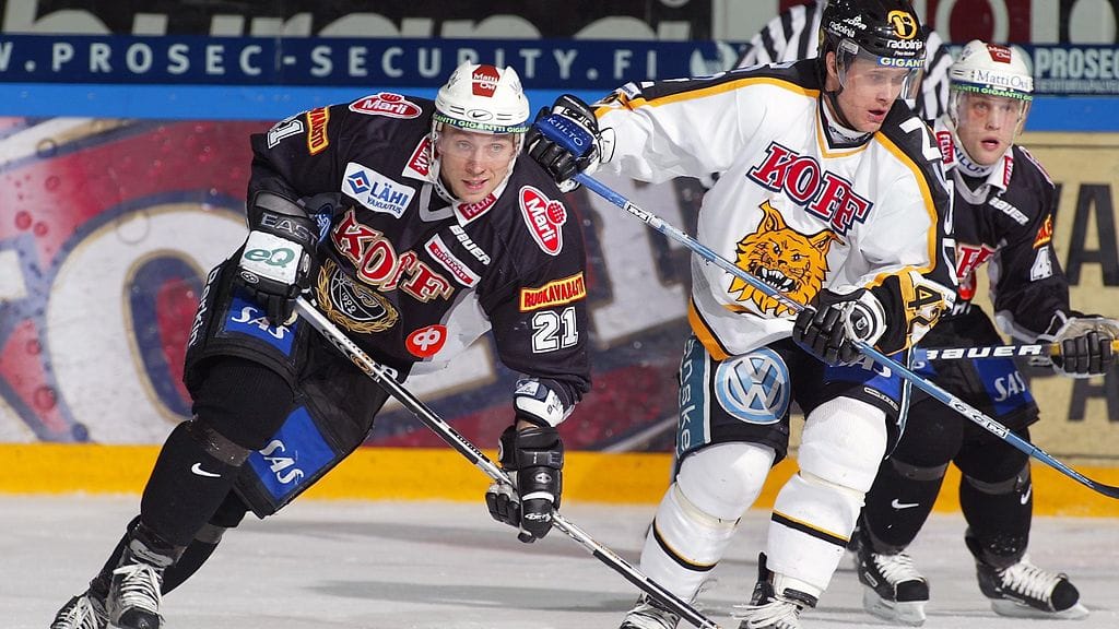 Kai Nurminen taistelee kiekosta Ilveksen Jukka-Pekka Laamasen kanssa vuonna 2003.