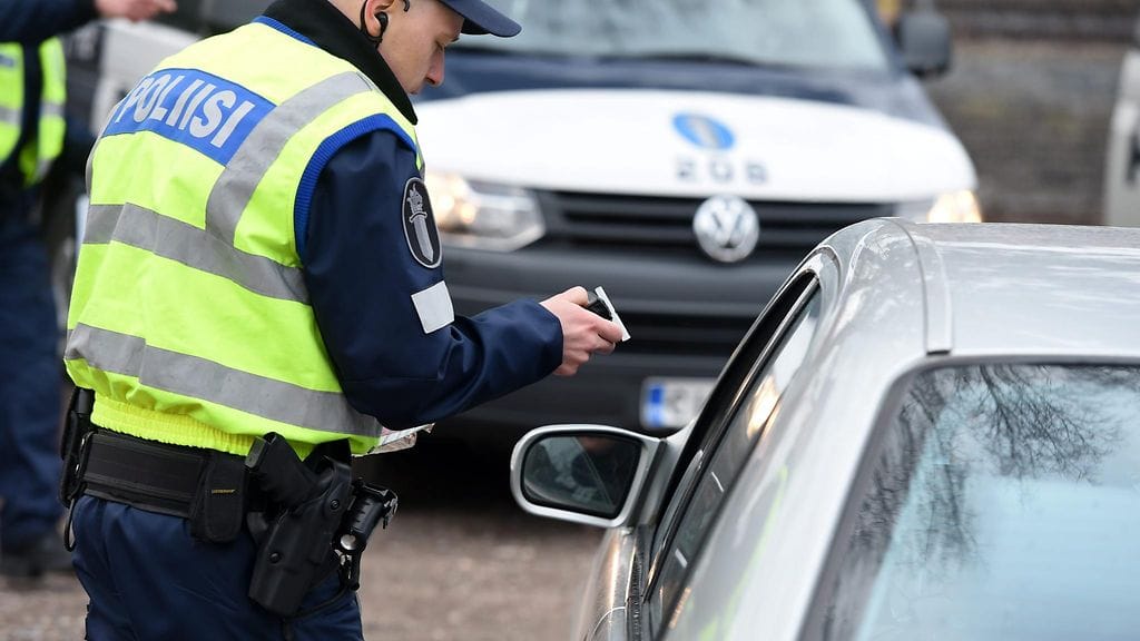 16-vuotiasta poikaa epäillään muun muassa liikenneturvallisuuden vaarantamisesta.