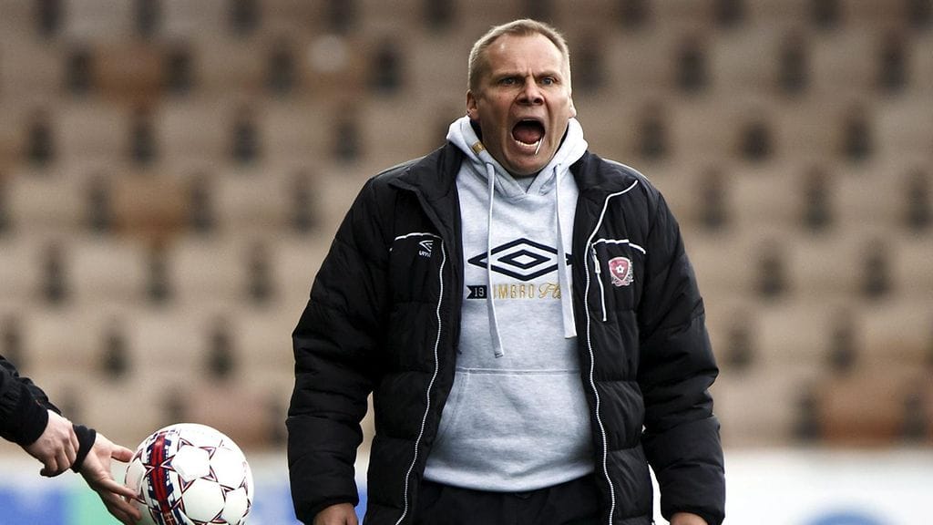 Toni Korkeakunnas (oik.) kertoo aseet Elfsborgin kaatamiseen.