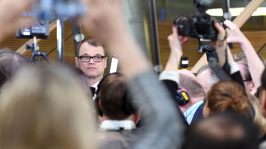 Kansainvälinen media on nähnyt Suomen hallituskriisin taustalla ainakin Nokian, Suomen metsäsektorin ja Venäjän ongelmat, euroalueen talousvaikeudet sekä pakolaiskriisin.