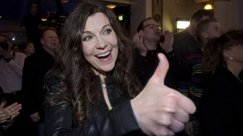 Eduskuntaan valittu perussuomalainen Arja Juvonen peukuttaa puolueen eduskuntavaalien vaalivalvojaisissa Helsingissä 19. huhtikuuta 2015.