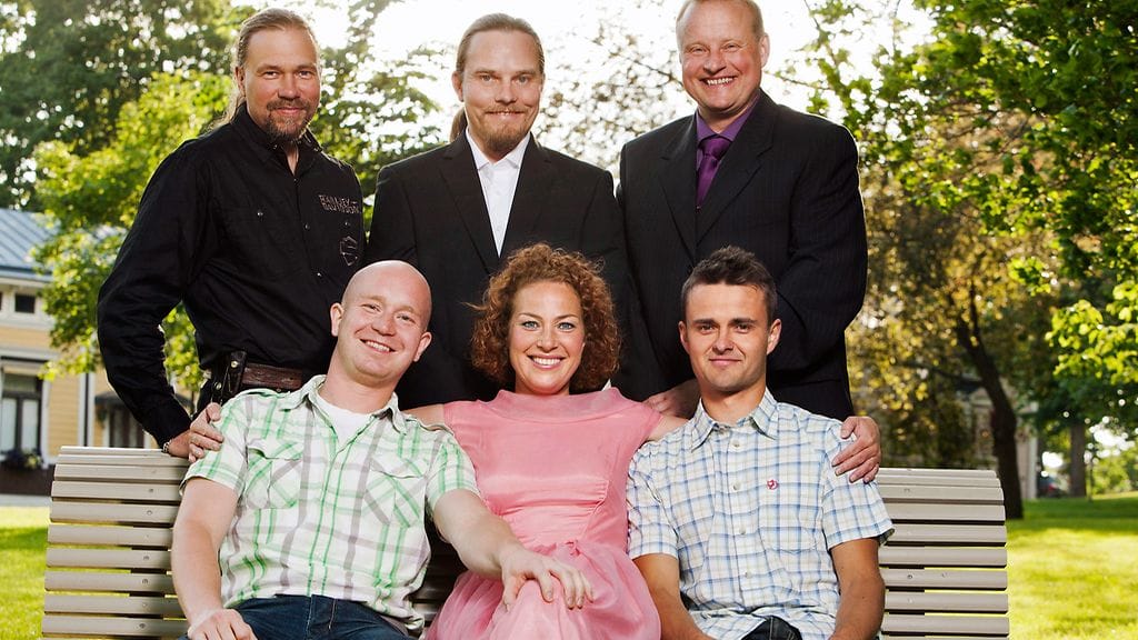 Maajussit Stefan, Ville ja Hans takana, eturivissä Janne, juontaja Miia Nuutila ja Matias