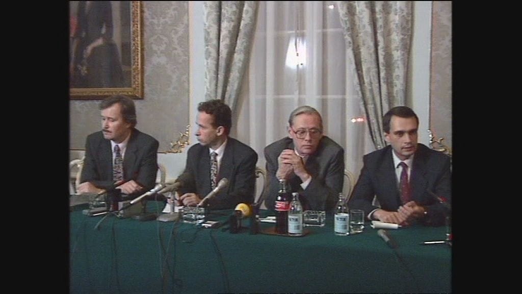 Sopimusta kommentoivat tiedotustilaisuudessa Jaakko Blomberg ulkoministeriöstä (ensimmäinen vasemmalta) ja varaulkoministeri Juri Derjabin (toinen oikealta).