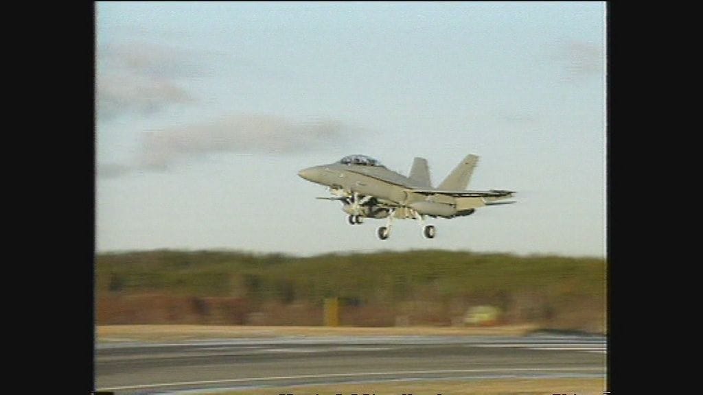 Tässä laskeutuu Suomen ilmavoimien ensimmäinen Hornet-hävittäjä.