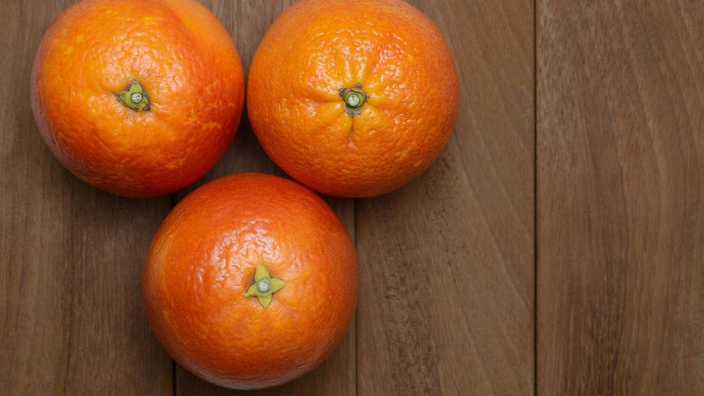 Appelsiinimehua voi valmistaa myös itse.