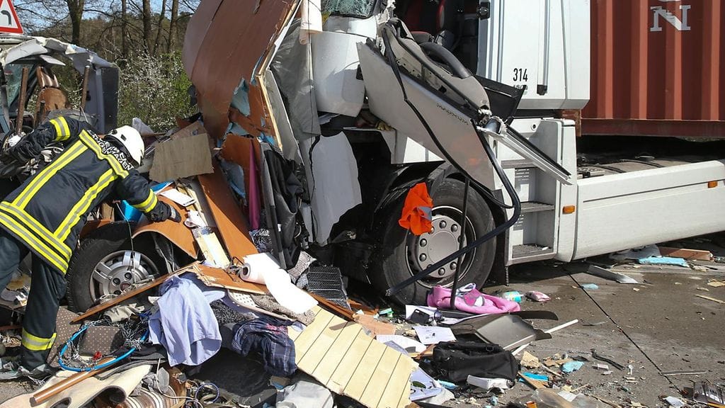 Kaksi suomalaista kuoli liikenneonnettomuudessa Langenhagenin lähistöllä.