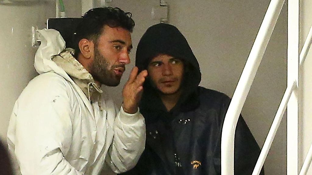 Ihmissalakuljetuksesta epäillyt kapteeni Mohammed Ali Malek ja perämies Mahmud Bikhit kuvattuna Italian rannikkovartioston aluksella 20.4.2015.