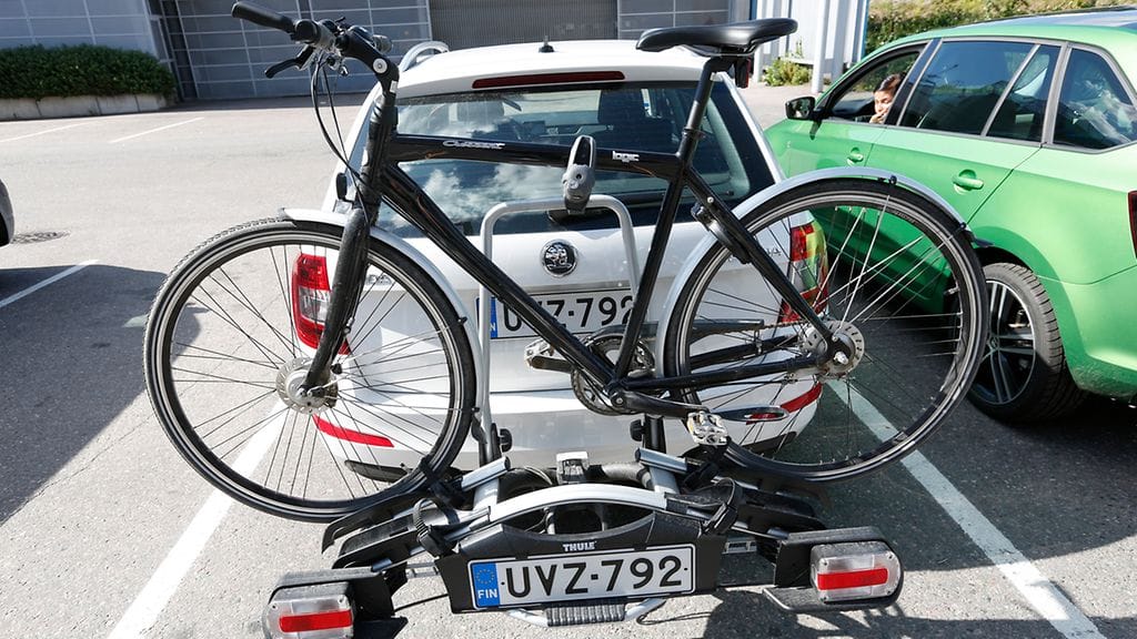 Suosi vetokoukkuun kiinnitettävää polkupyörätelinettä, jossa on rekisterikilpi, takavalot ja vilkut.