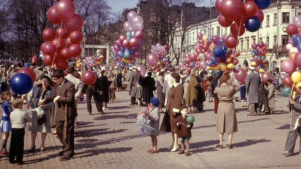 Ihmisiä viettämässä vapunpäivää Helsingin Kauppatorilla 1. toukokuuta 1962.