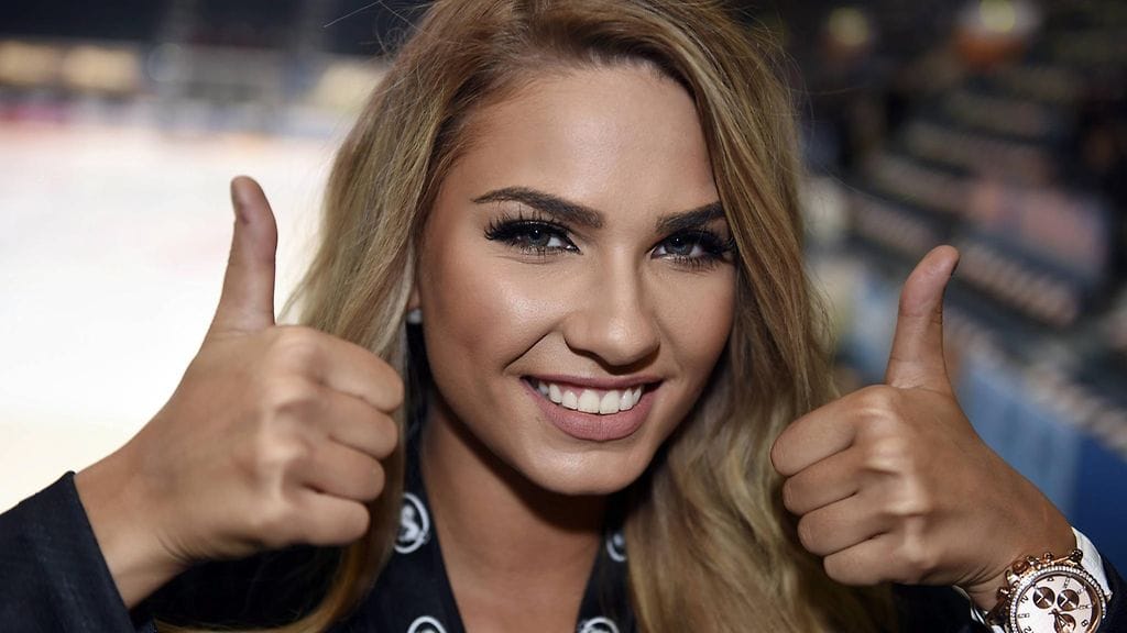 Myös tuore Miss Suomi Rosa-Maria Ryyti on kannustamassa Kärppiä Raksilassa. Hän pudotti myös avauskiekon ennen peliä.