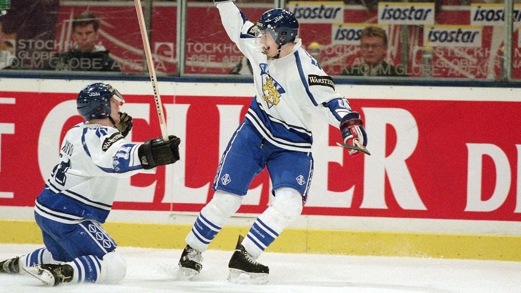 Muistojen kuva: Saku Koivu polvillaan hattuemppuilija Ville Peltosen edessä.