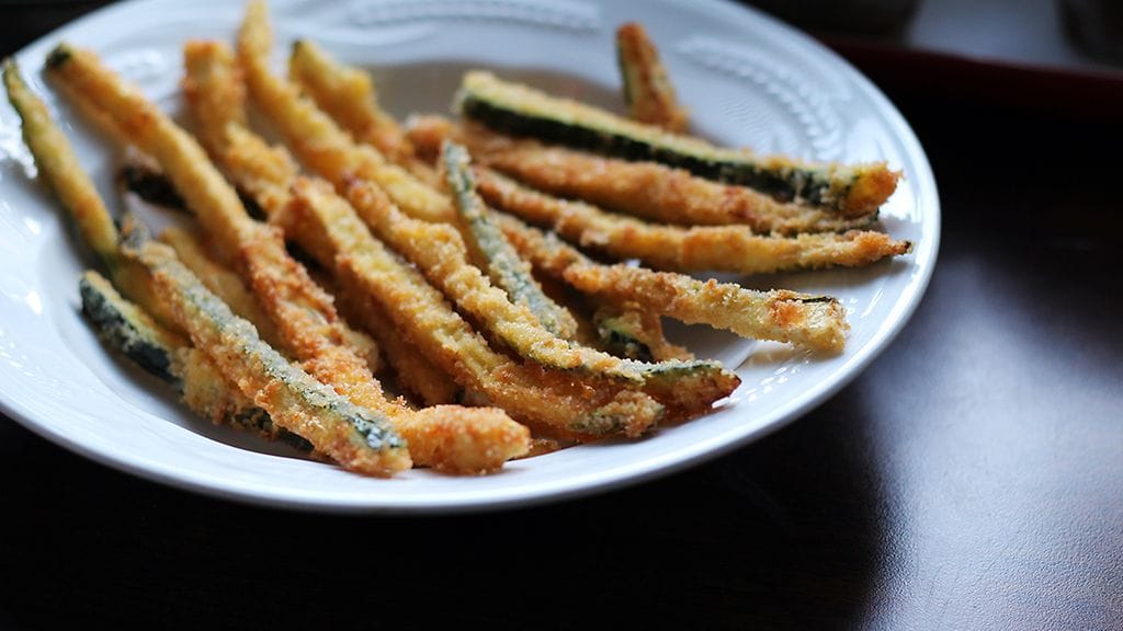 Kesäkurpitsa taipuu hyvin myös ranskalaisiksi.