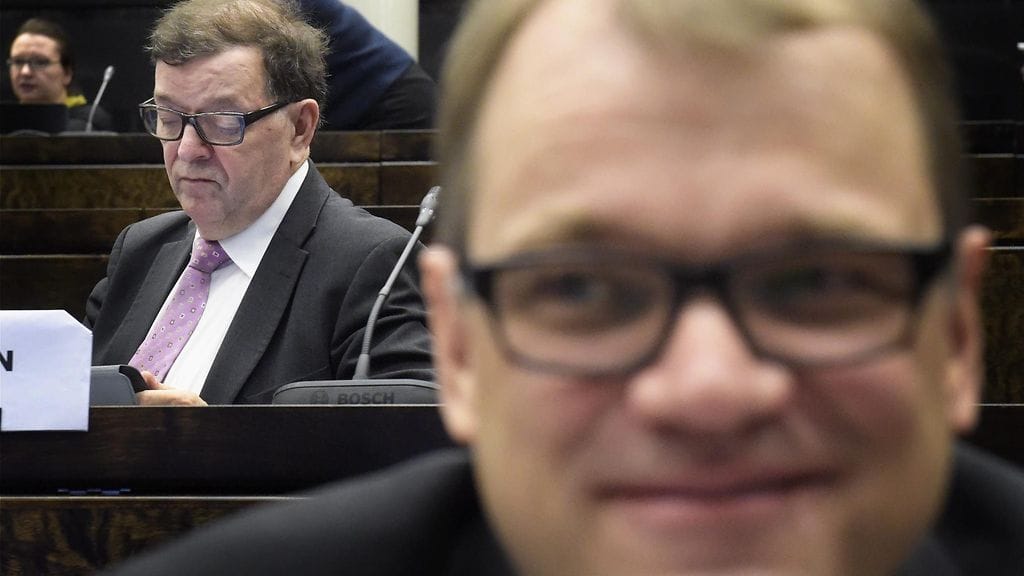 Paavo Väyrynen  ja puheenjohtaja Juha Sipilä (edessä)  keskustan eduskuntaryhmän  järjestäytymiskokouksessa  23. huhtikuuta 2015.
