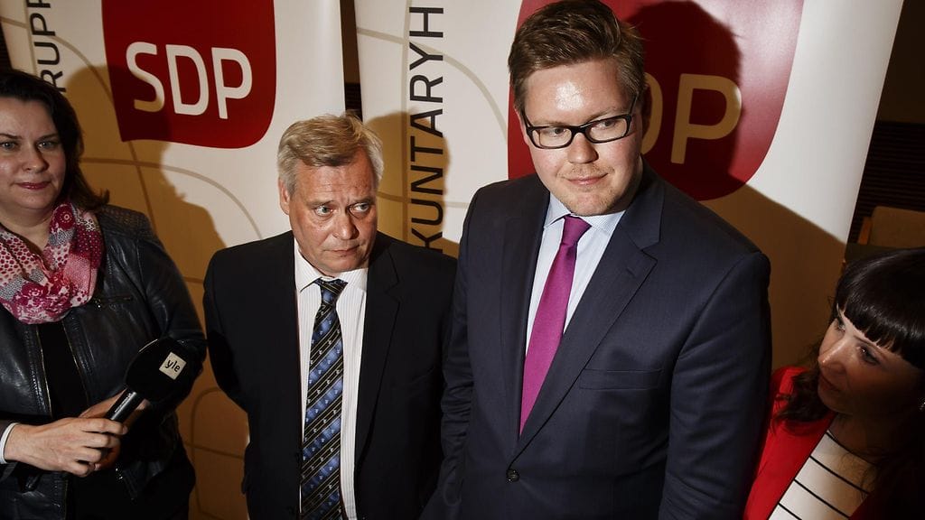 SDP:n puheenjohtaja Antti Rinne ja tänään valittu eduskuntaryhmän puheenjohtaja Antti Lindtman (oik) demareiden eduskuntaryhmän kokouksen tiedotustilaisuudessa Helsingissä torstaina. Lindtmanin valinnasta käytiin kulisseissa mielenkiintoinen vääntö.