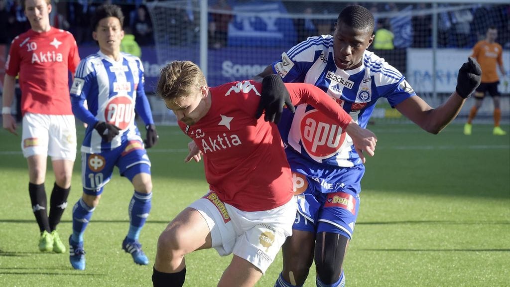 HIFK:n Esa Terävä ja HJK:n Guy Moussi väännössä.