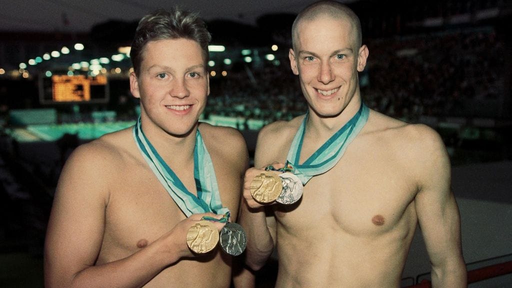 Jani Sievinen ja Antti Kasvio esittelevät mitaleitaan uinnin MM-kisoissa Roomassa 1994.