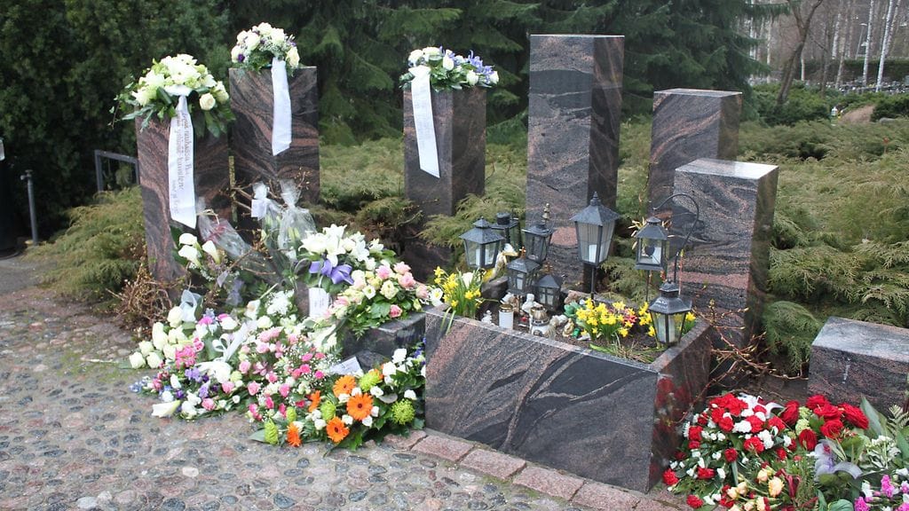 Pia Viheriävaaran siunaustilaisuuden kukkatervehdykset Olarin hautausmaalla Espoossa 24.4.2015.