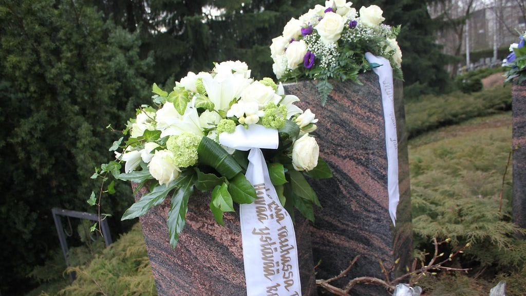 Pia Viheriävaaran siunaustilaisuuden kukkatervehdykset Olarin hautausmaalla Espoossa 24.4.2015. (3)