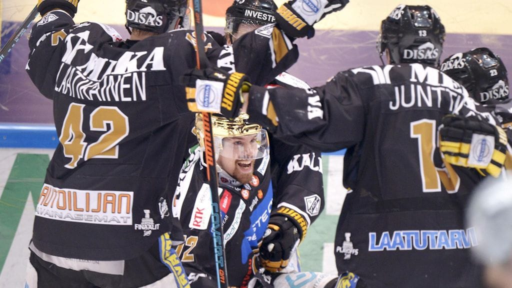 Joonas Donskoi juhlii Kärppien 1-0-maalia.