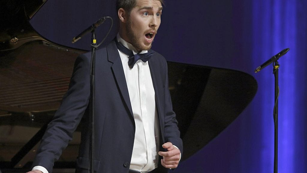 Kolmannen Kansainvälisen Sibelius-laulukilpailun voittaja baritoni Aarne Pelkonen lauloi voittoon finaalissa.