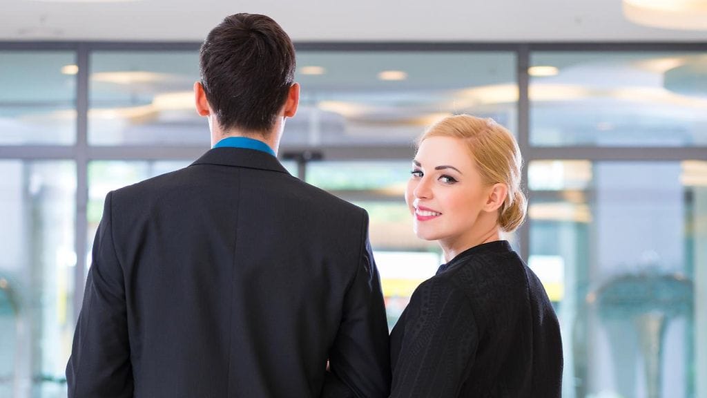 Nainen ja mies töissä