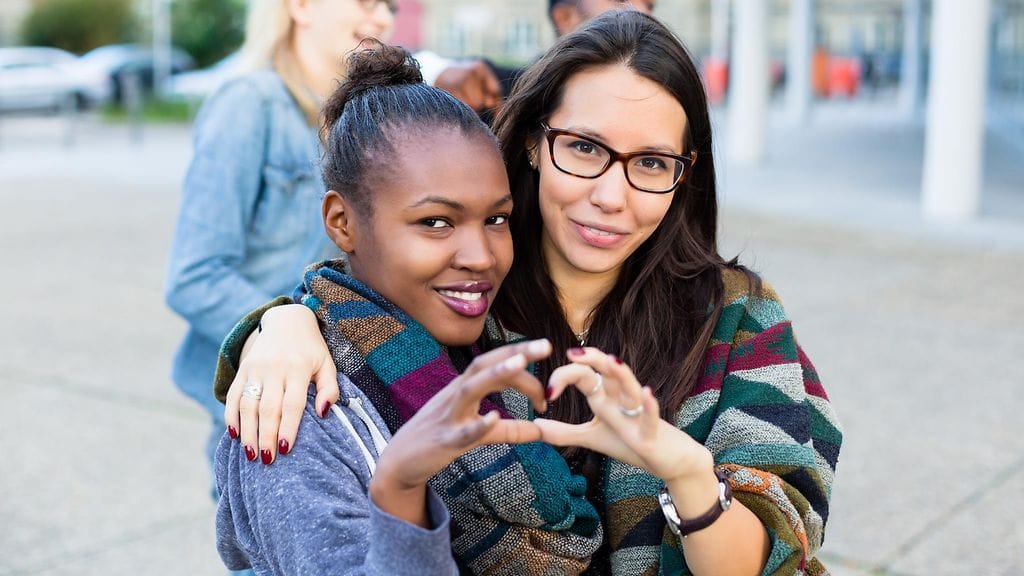 Naiset tekevät sydämen käsillä