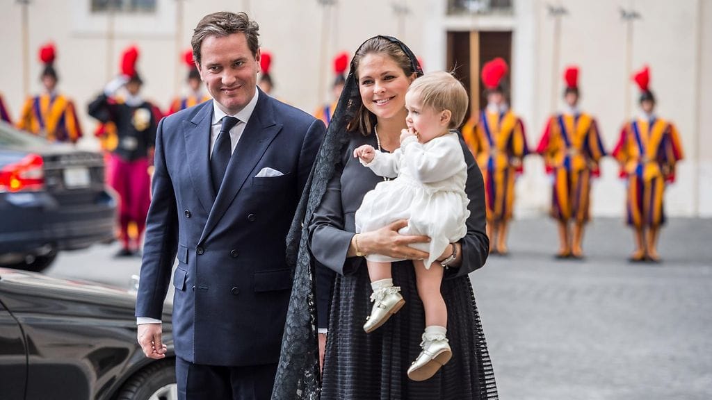 Madeleine, Chris O’Neill ja Leonore tapasivat paavin Vatikaanissa 27.4.2015.