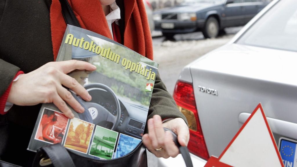 Nainen autokoulussa. Kuvituskuva, kuva ei liity tarinoihin.