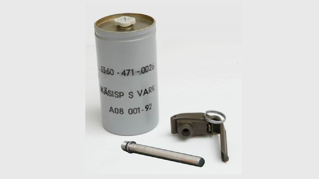 Suomalaisvalmisteinen käsisyvyyspommi painaa noin kilon verran. Pommilla on pituutta noin 14 cm ja halkaisija on 7,5 cm. Pommi heitetään alukselta mereen käsin ja se muistuttaa toimintaperiaatteeltaan käsikranaattia.