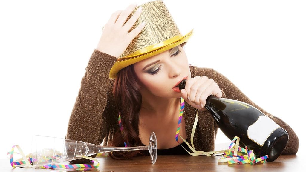 Jo kertaluonteinen suurkulutus alkoholia vahingoittaa maksaa.