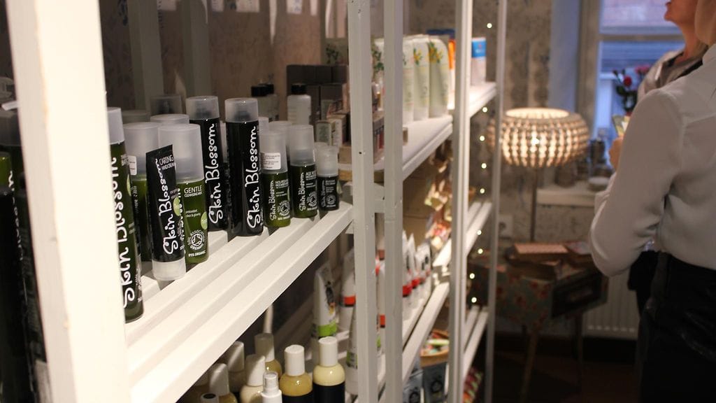 Luomumeikkejä hyllyllä, kuvituskuva.