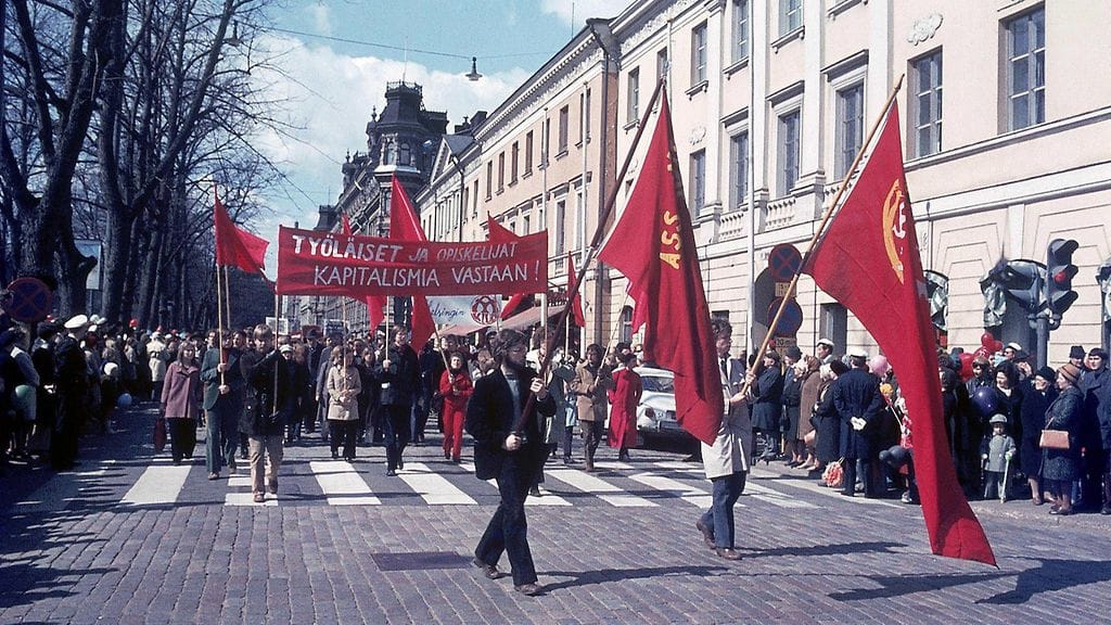 Työläisten ja opiskelijoiden vappumarssi vapunpäivänä 1. toukokuuta 1971 Helsingin keskustassa.