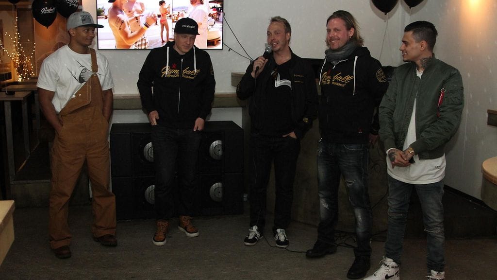 Betsafen Juha Kvist (kesk.) ja Suomen Gumball-tiimin jäsenet Musta Barbaari (vas.), Esko Seppänen, LeftFoot ja Mikael Gabriel.