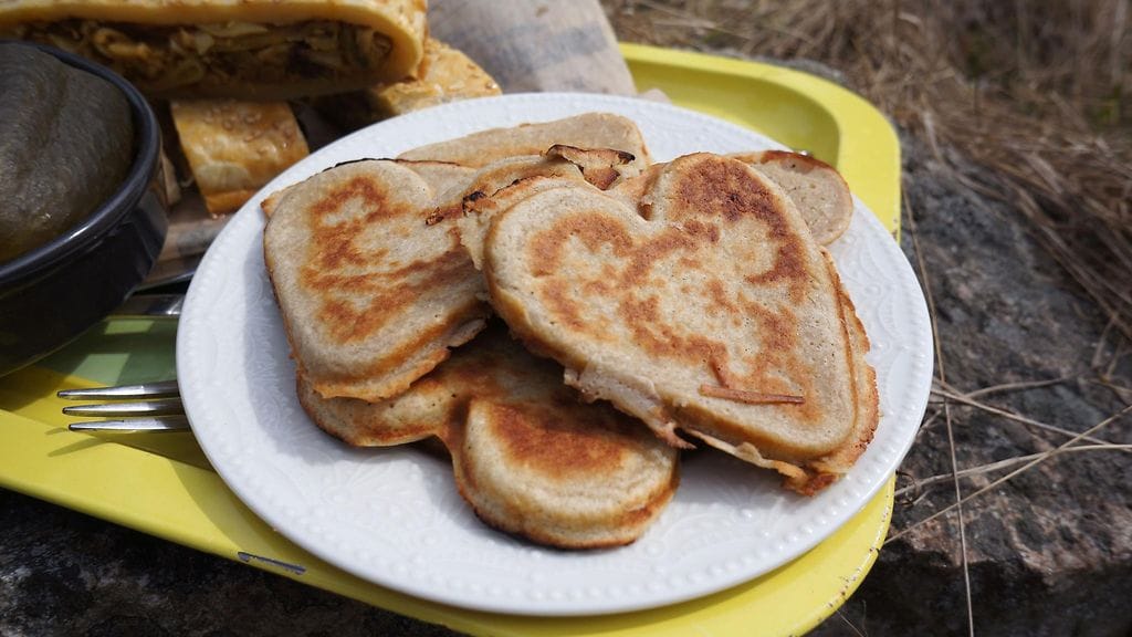 Sydämenmuotoiset blinit maistuvat vappupiknikillä.