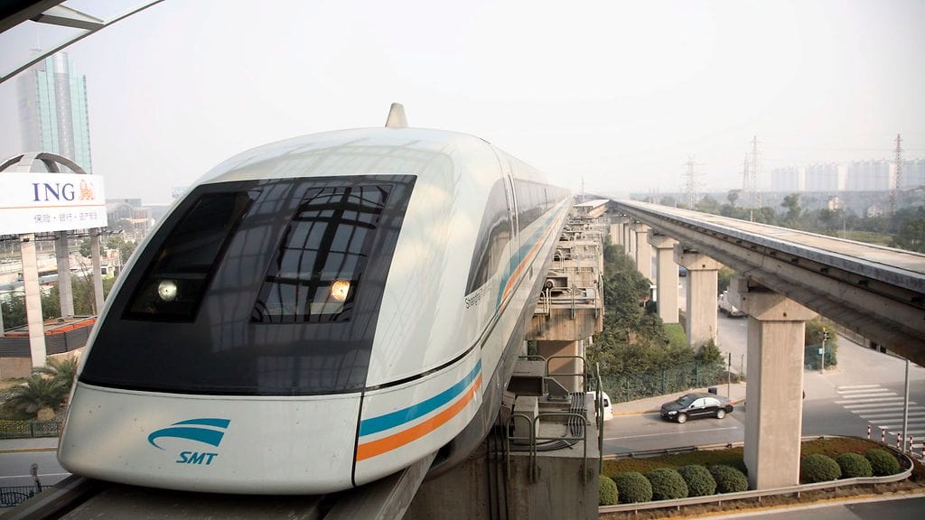Maglev-tekniikkaa soveltavia junia on kokeiltu ja suunniteltu, mutta ainoa nykyään kaupallisessa käytössä oleva on Shanghaissa kulkeva maglev-juna (magnetically levitating). Lähde: Wikipedia.