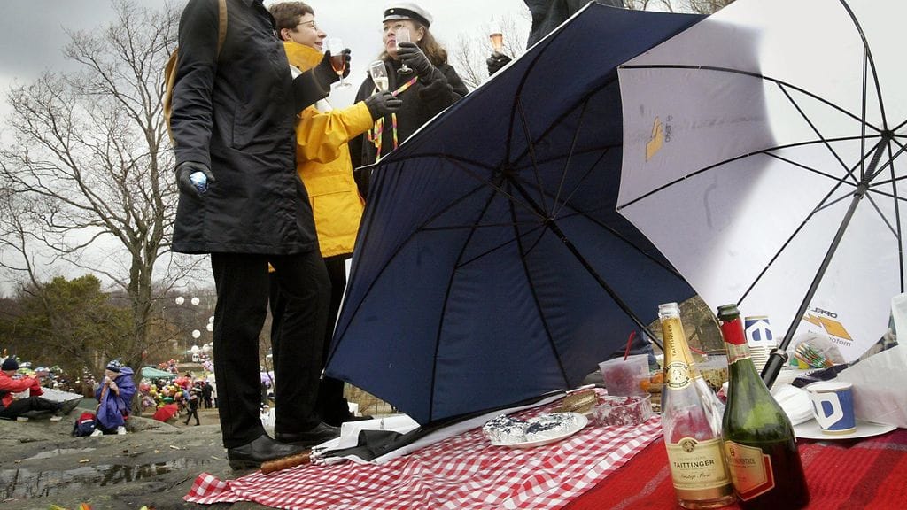 Ullanlinnanmäelle kerääntyi sateen vuoksi tavallista pienempi joukko vappupäivän viettäjiä vuonna 2003.