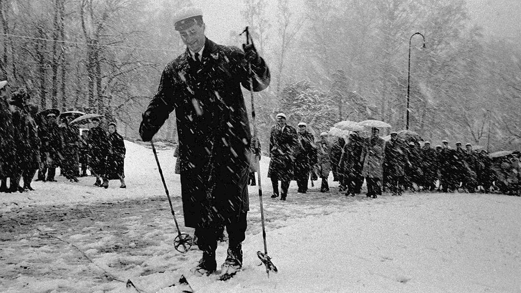 Takatalvi yllätti ylioppilaiden vappumarssin 1. toukokuuta 1957 Helsingissä.