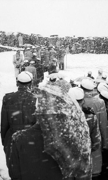 Takatalvi yllätti ylioppilaiden vappumarssilla Helsingissä 1. toukokuuta 1957.