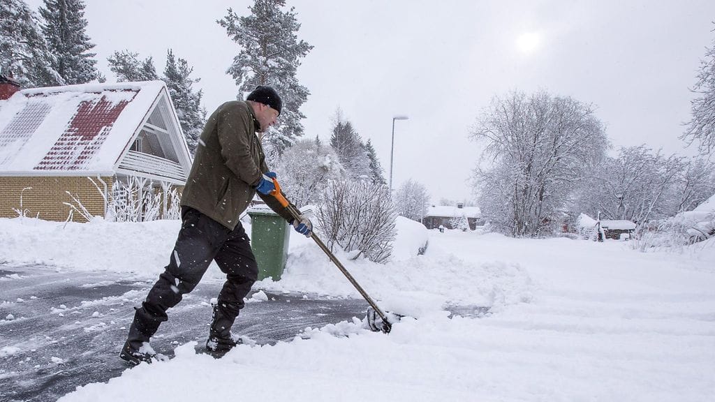 Tarmo Ronkainen Sotkamosta teki lumitöitä vappuaattona 30. huhtikuuta 2015. Lunta satoi yön aikana pihalle noin 25 senttimetriä.