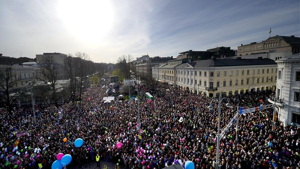 Tuhansia vapun juhlijoita juhlatunnelmissa seuraamassa Mantan lakitusta aurinkoisella Kauppatorilla Helsingissä viime vuoden vappuaattona.