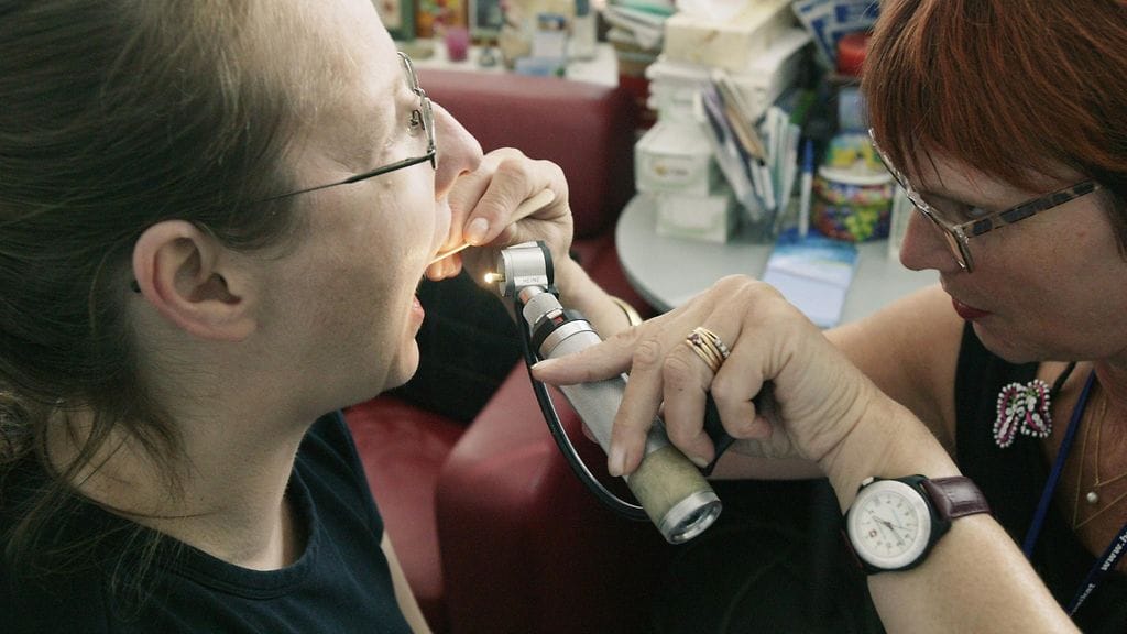 Tutkimuksen mukaan leikkaus vähentää tulehduksia, lääkärissäkäyntejä ja kurkkukipupäivien määrää. Kuvituskuva.