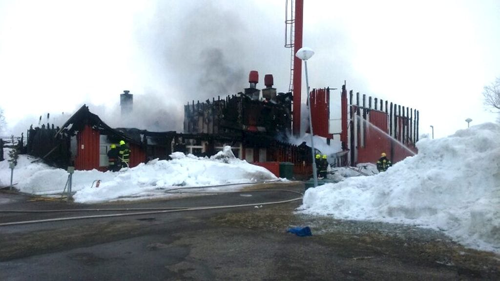 Kilpisjärven tuhoutunut monitoimitalo.