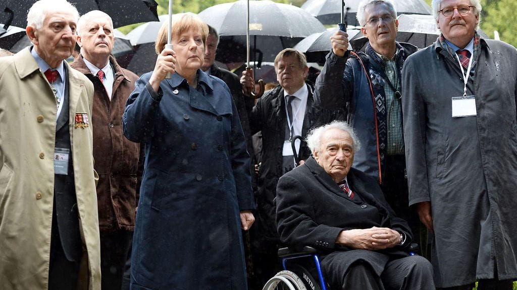 Ranskalainen entinen vastarintaliikkeen jäsen Clement Quentin (vas.), Saksan liittokansleri Angela Merkel ja holokaustista selvinnyt Max Mannheimer (kolmas oikealta) Dachaun keskitysleirin vapauttamisen muistojuhlassa.