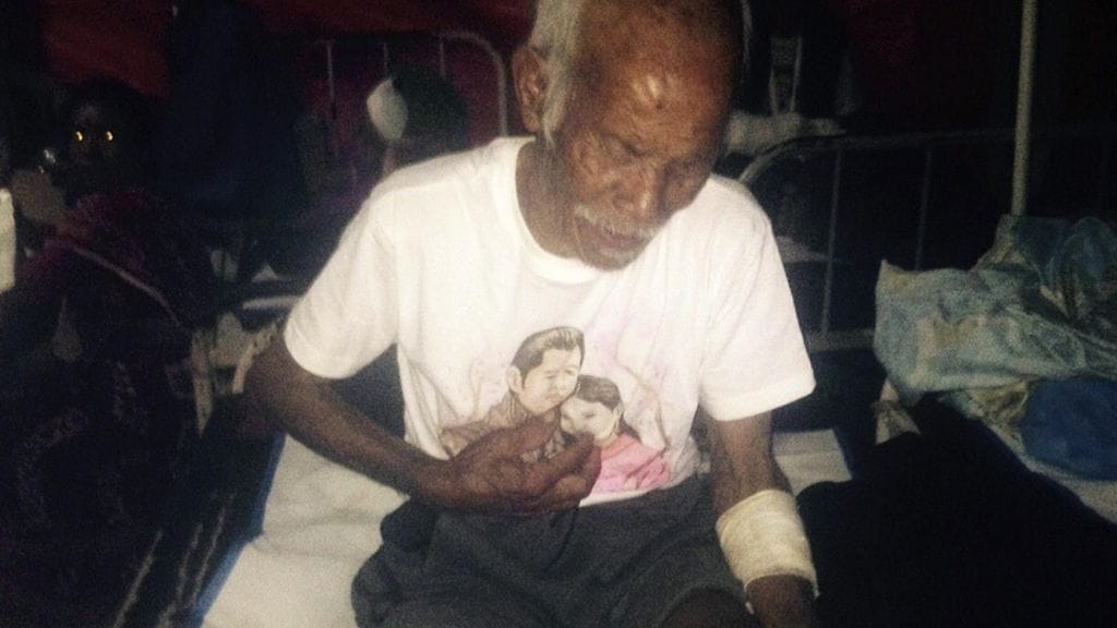 101-vuotias Funchu Tamang istuu sairaalasängyllä sunnuntaina. Tamang selvisi järistyksestä lievin vammoin.