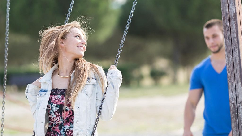 Mies ja nainen keinussa